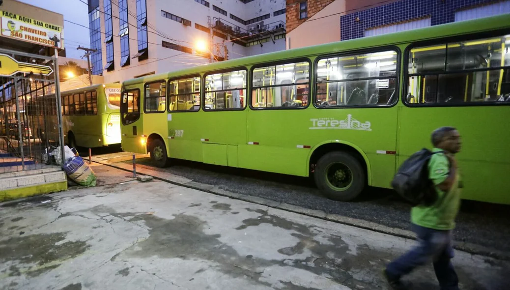 Ônibus apreendidos pela Strans no Centro de Teresina