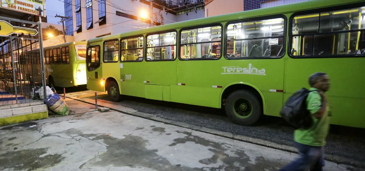 Ônibus apreendidos pela Strans no Centro de Teresina