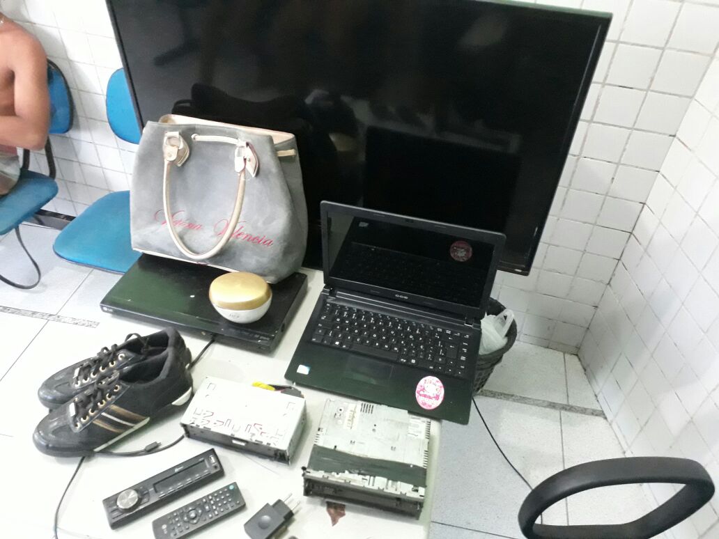 Parte dos objetos encontrados com o menor