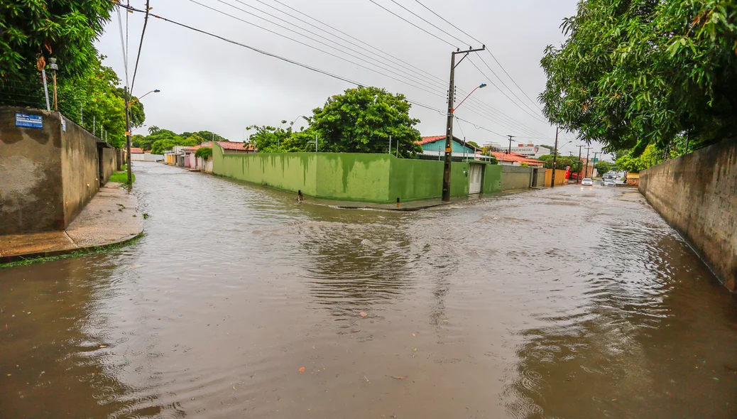 Trecho da Avenida Gayoso de Almendra completamente alagado