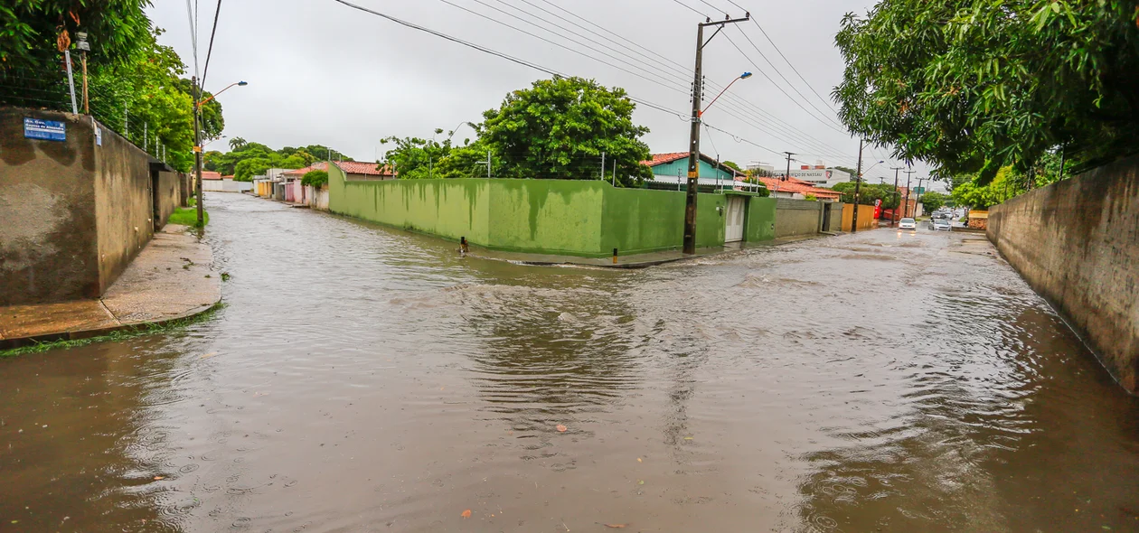 Trecho da Avenida Gayoso de Almendra completamente alagado