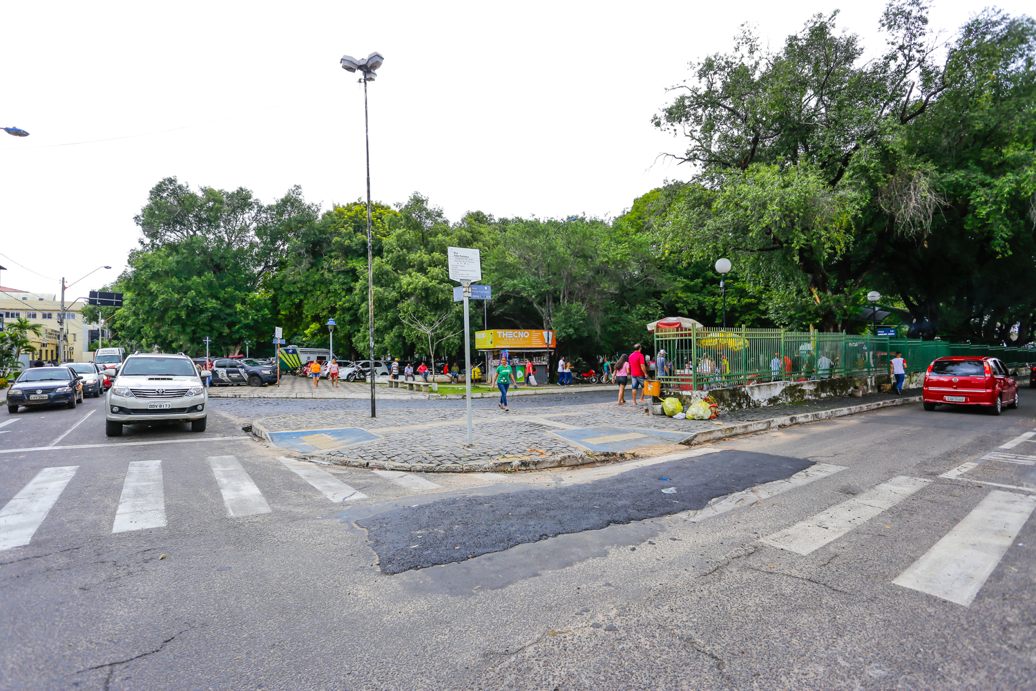 Buraco na rua Felix Pacheco, ao lado da praça saraiva