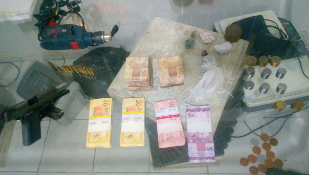 Com o suspeito foi apreendido dinheiro e uma arma