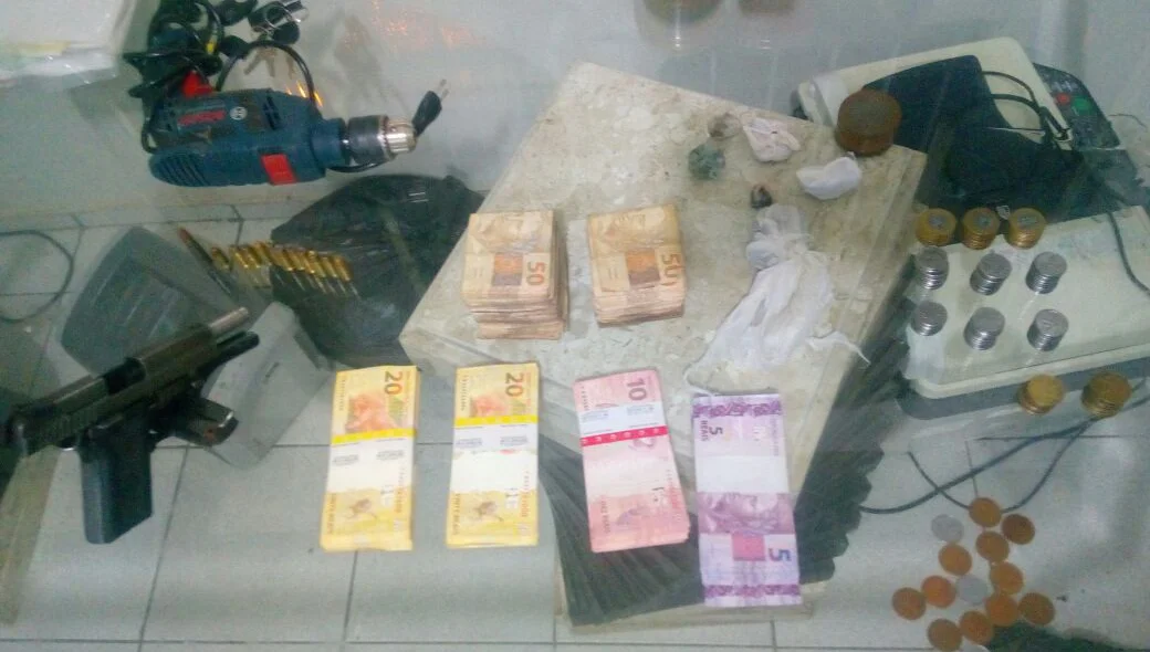 Com o suspeito foi apreendido dinheiro e uma arma