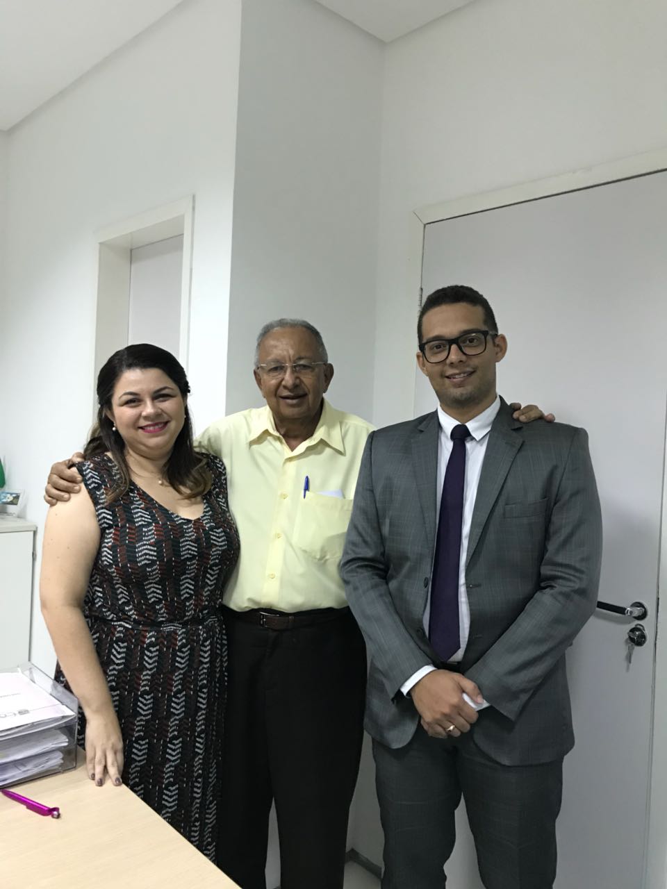 Dr. Pessoa durante visita ao Conselho Regional de Enfermagem do Piauí (Coren/PI). Ele está ao lado de Tatiana Melo, nova presidente do Conselho