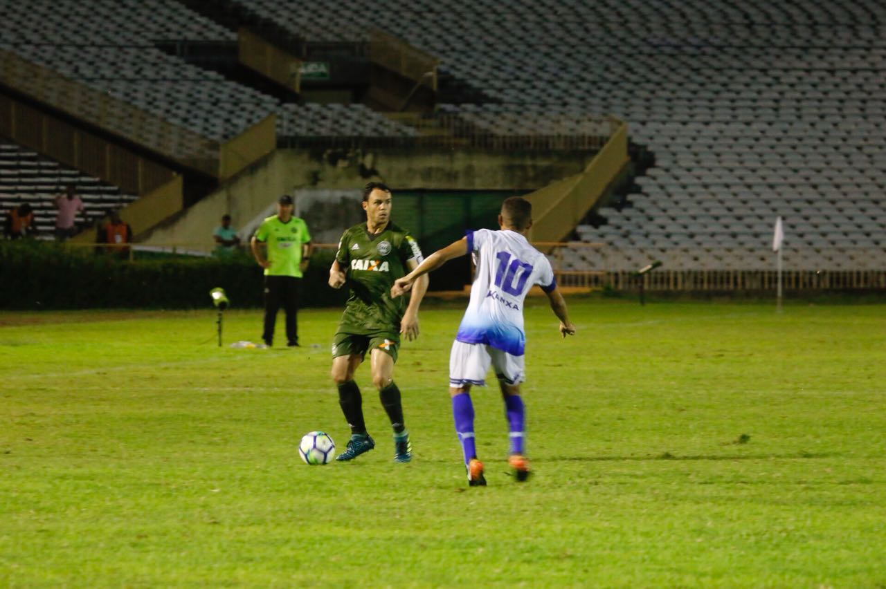 Gladiador com a posse de bola