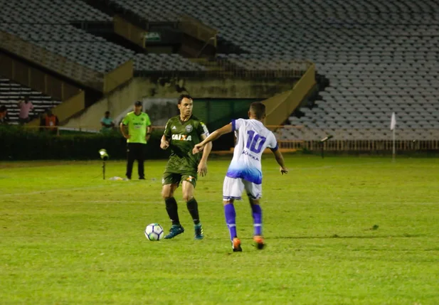 Gladiador com a posse de bola