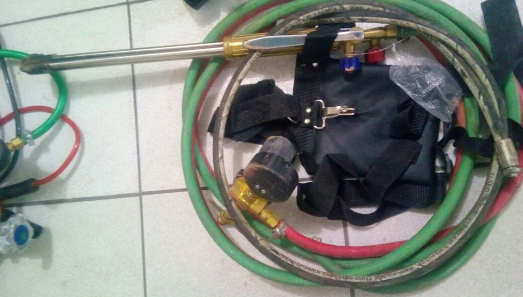 Material apreendido poderia ser utilizado por suspeito para efetuar roubos