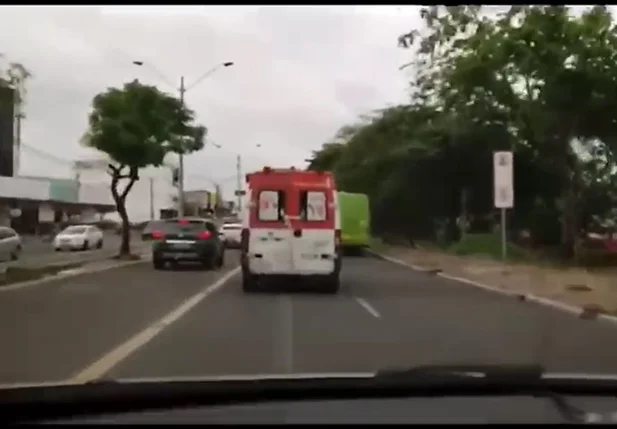 Samu trafegando com atadura na porta