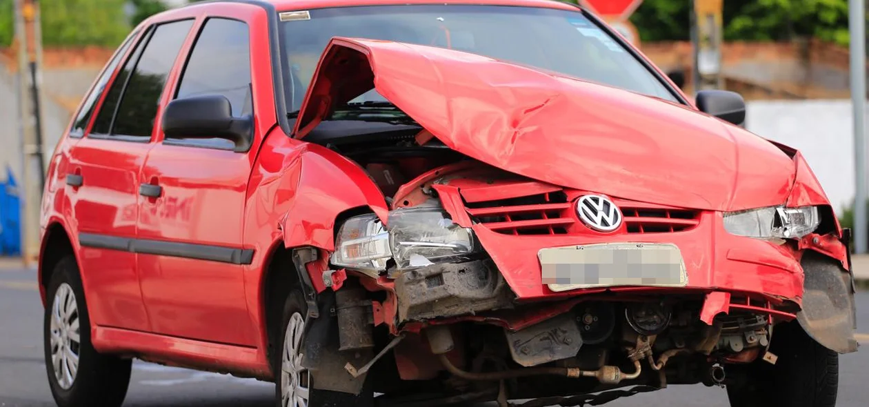 Condutora do veículo gol invadiu a preferencial