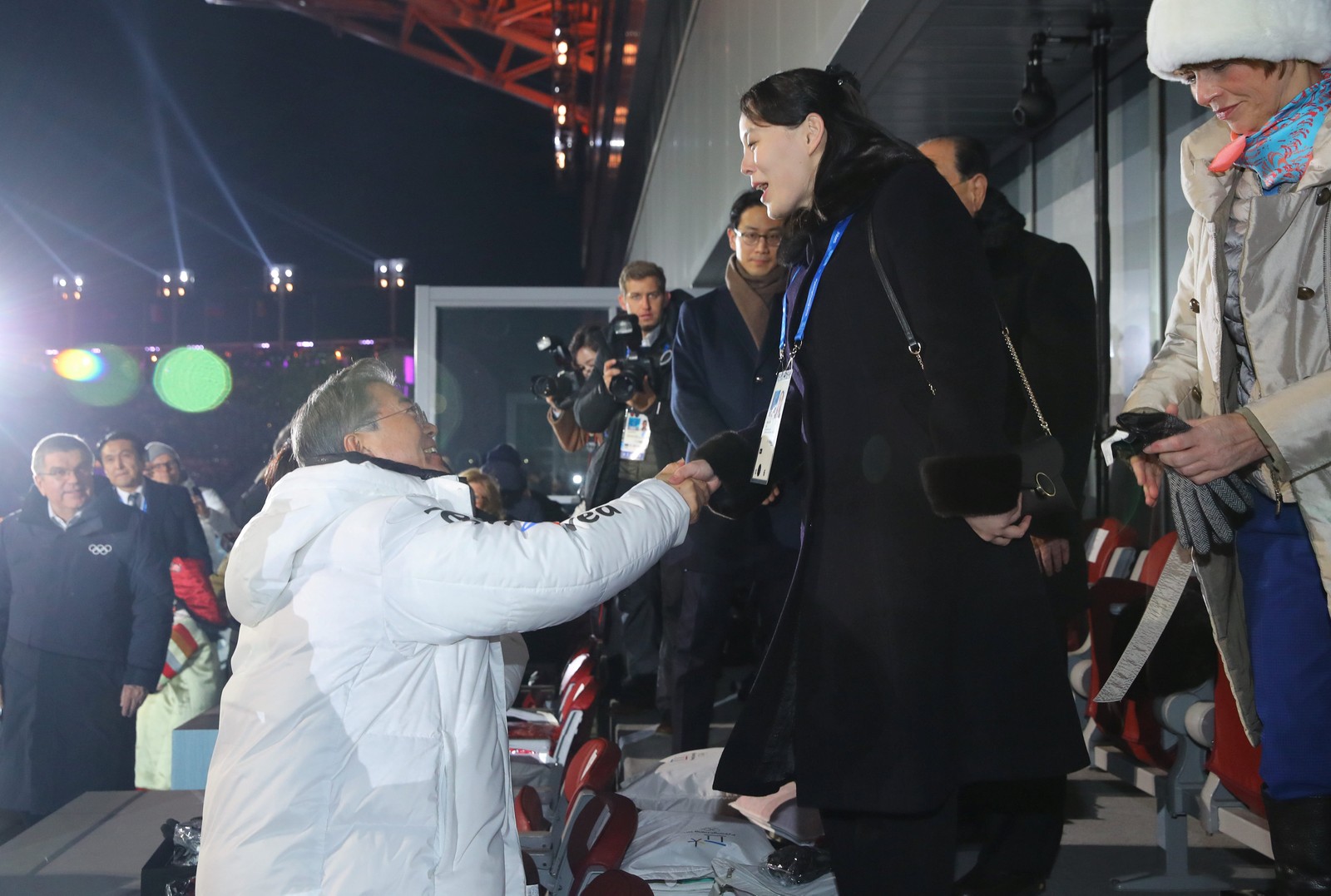 Presidente da Coreia do Sul, Moon Jae-in, cumprimenta Kim Yo Jong, irmã de Kim Jong-Un