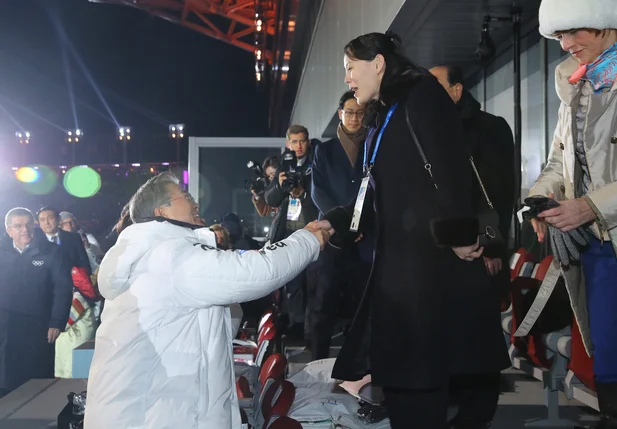 Presidente da Coreia do Sul, Moon Jae-in, cumprimenta Kim Yo Jong, irmã de Kim Jong-Un