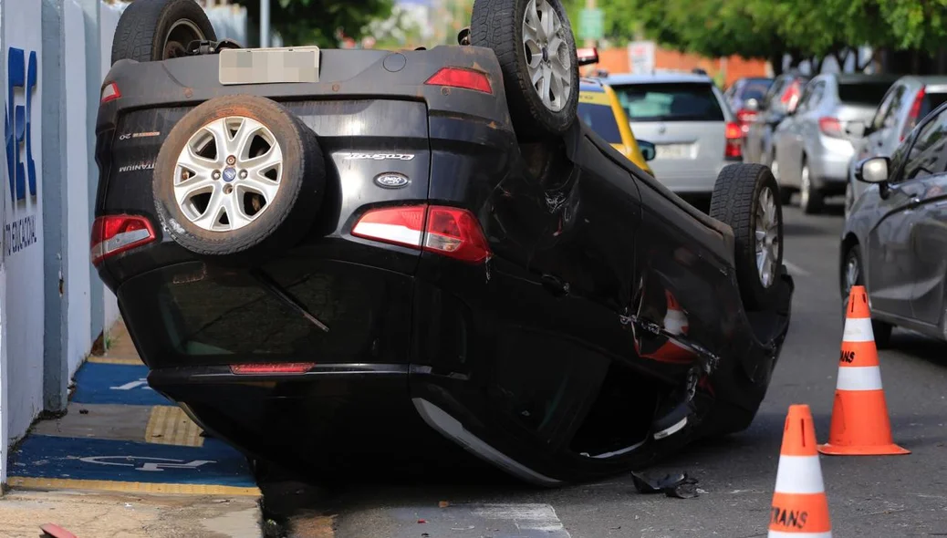 Veículo capota após colisão em Teresina