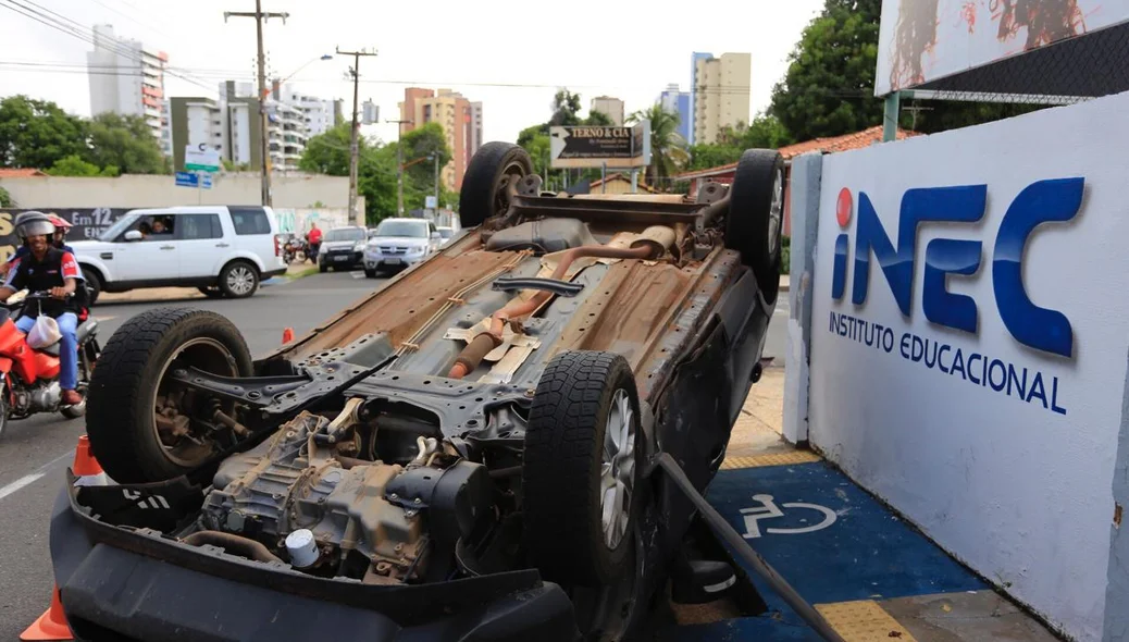 Veículo capota após colisão na zona sul de Teresina