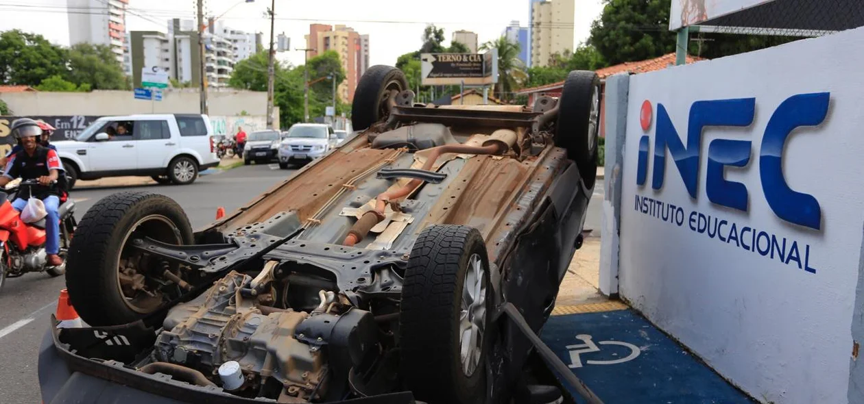 Veículo capota após colisão na zona sul de Teresina