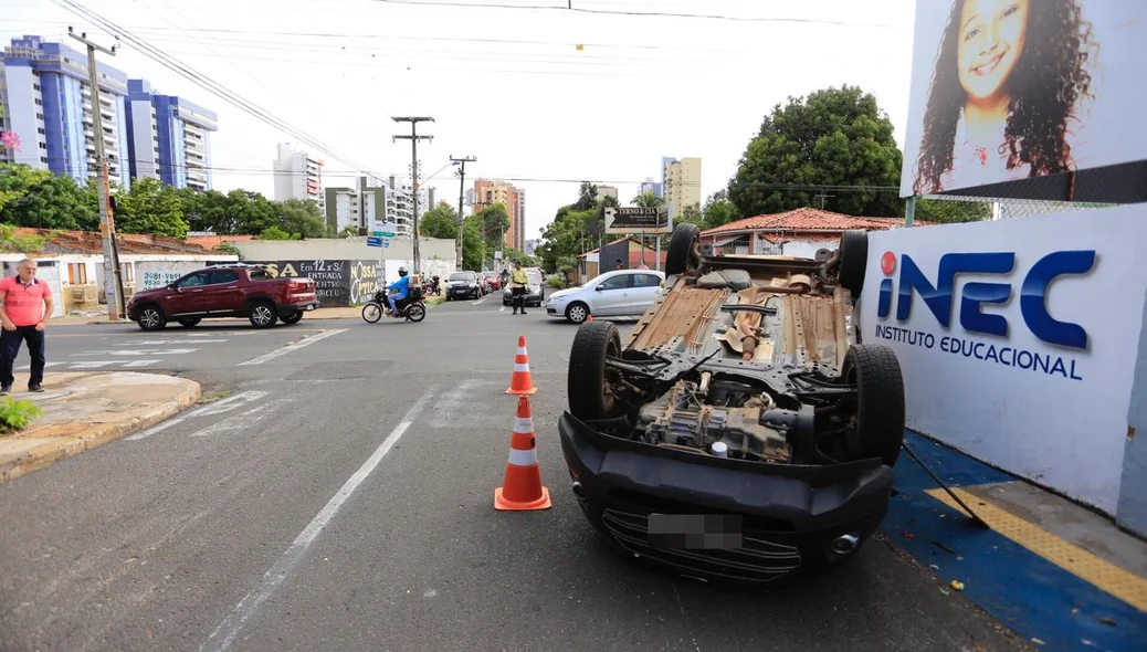 Veículo Eco Sport capotou após colidir com outro veículo
