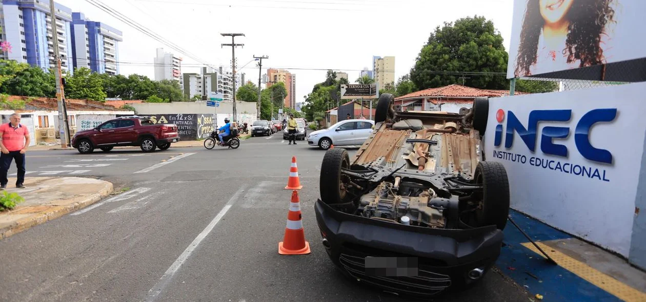 Veículo Eco Sport capotou após colidir com outro veículo