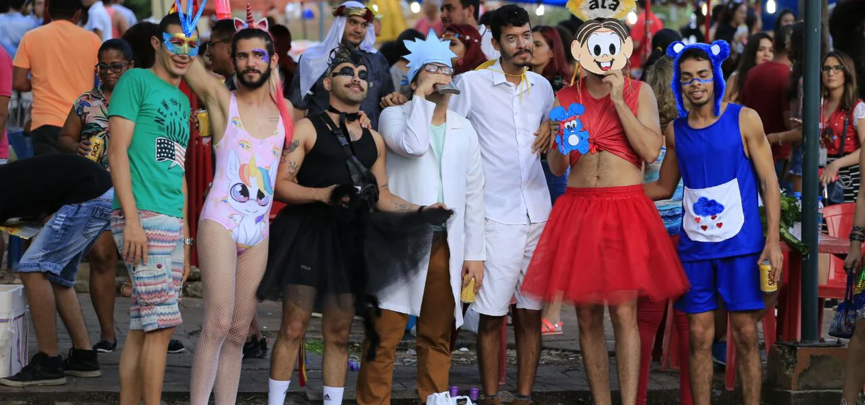 Amigos se fantasiam para participar do Sanatório Geral
