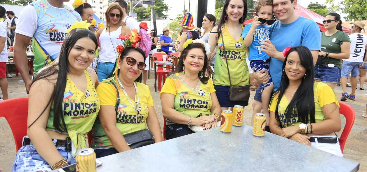 Amigos se reúnem e participam do bloco Pinto da Morada