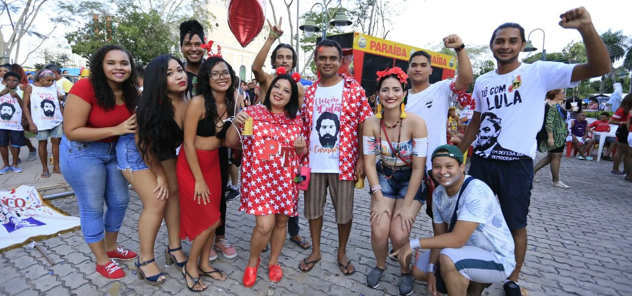 Amigos se reúnem e participam do bloco Sanatório Geral