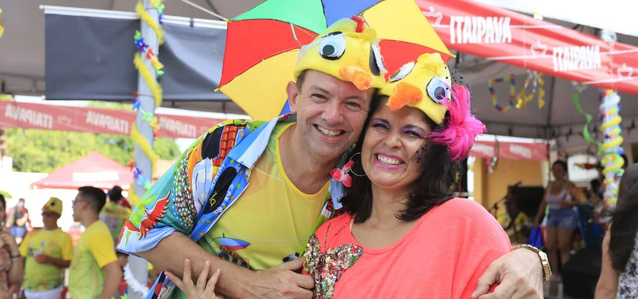 Casal participa do bloco Pinto da Morada na zona leste de Teresina