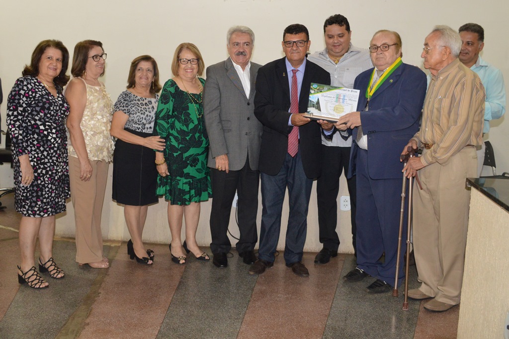 Chico de Júlio recebe a comenda ao lado dos familiares