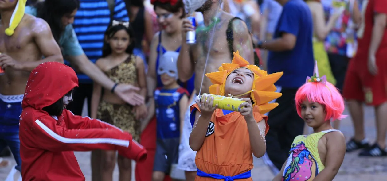 Crianças se fantasiam para participar do bloco Sanatório Geral
