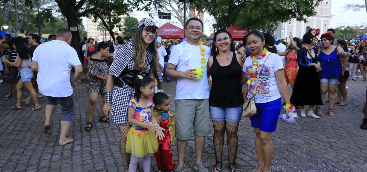 Família participa do bloco Sanatório Geral