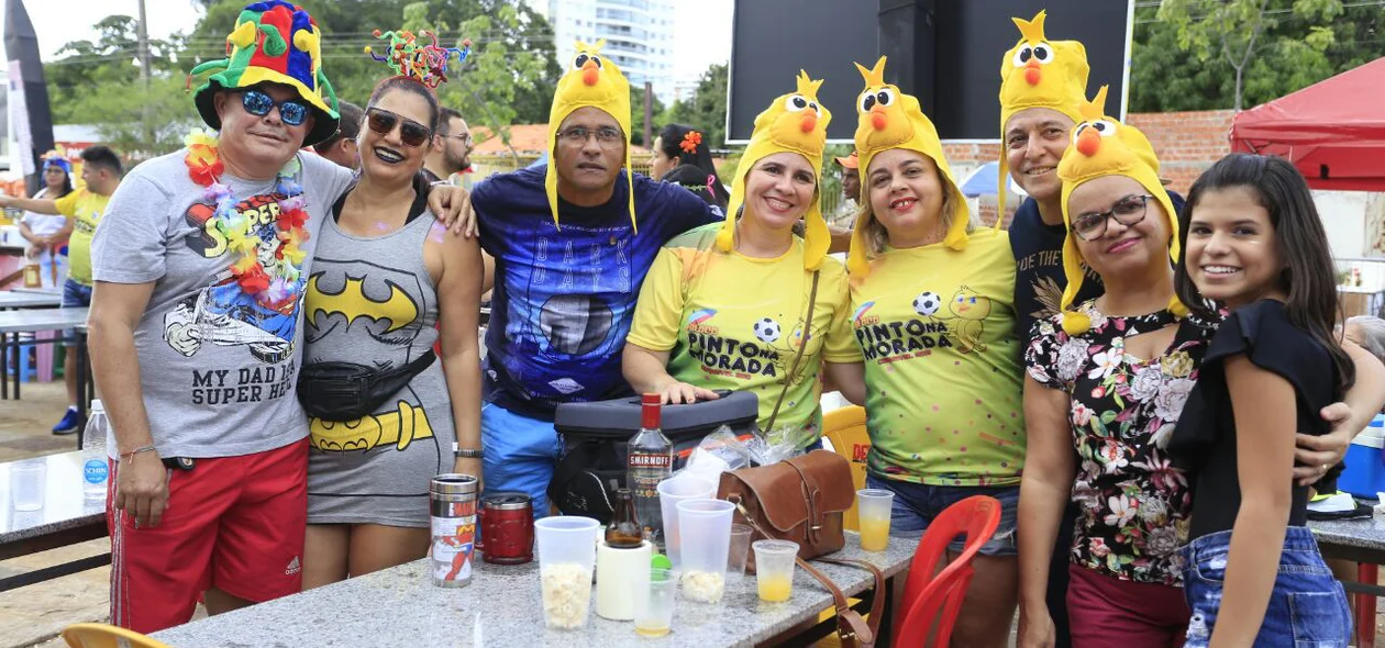 Familiares e amigos se reúnem para curtir o bloco Pinto da Morada