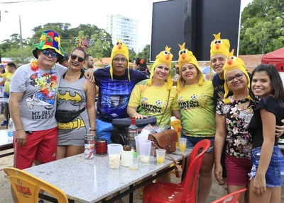 Familiares e amigos se reúnem para curtir o bloco Pinto da Morada