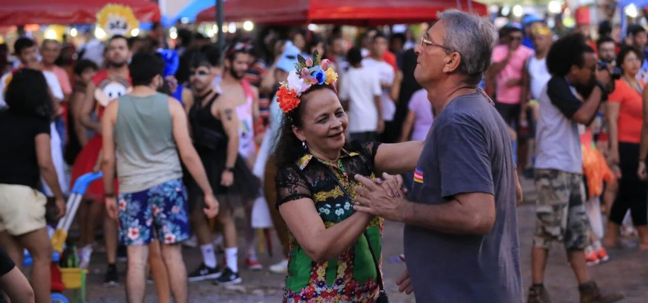 Foliões dançam no bloco Sanatório Geral