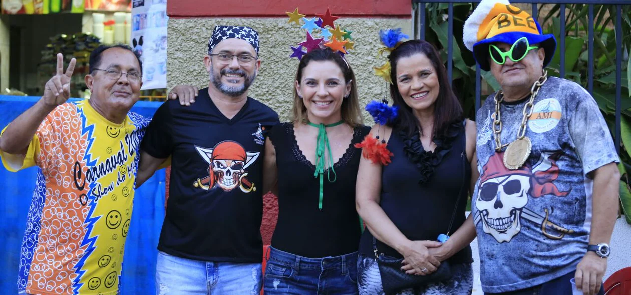 Foliões participam do bloco Sanatório Geral