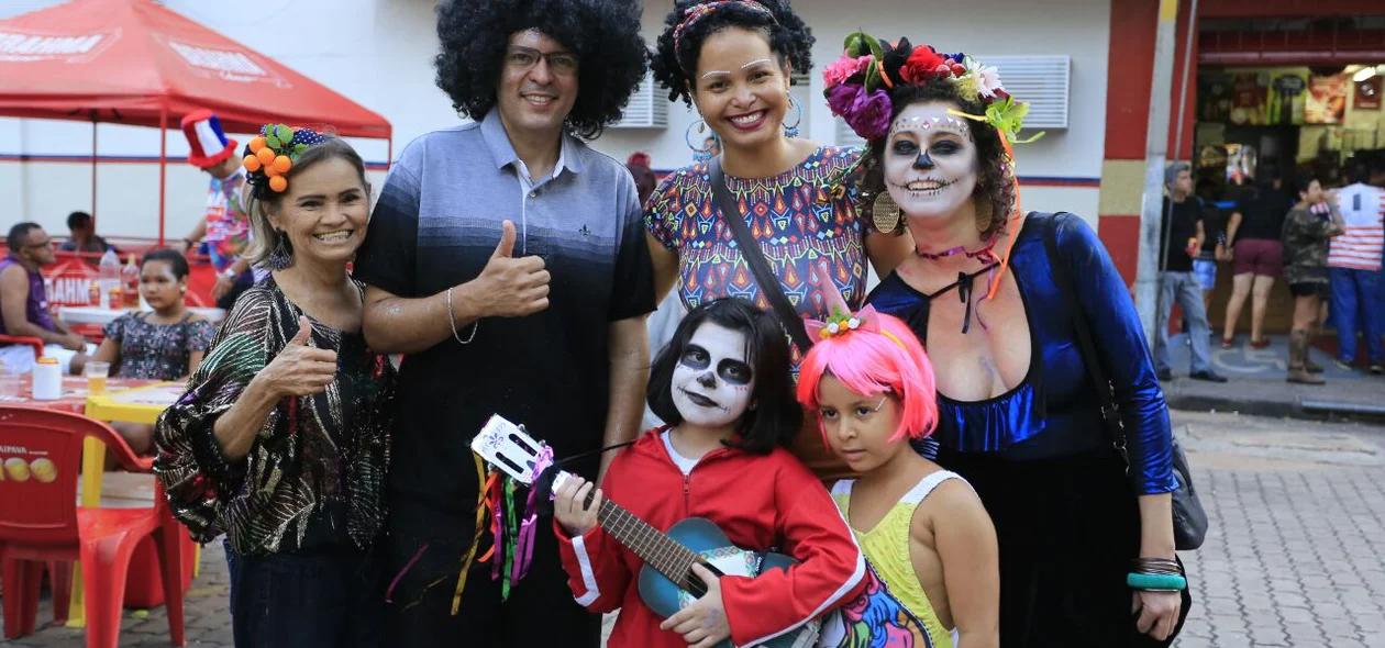 Foliões se fantasiam para participar do bloco Sanatório Geral