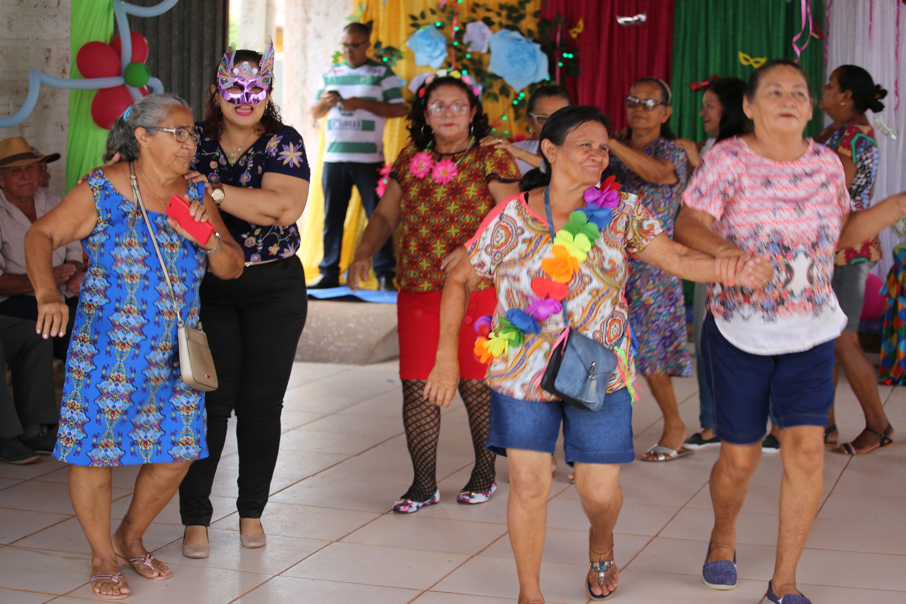 Idosos são pura animação no Carnaval da cidade de Altos