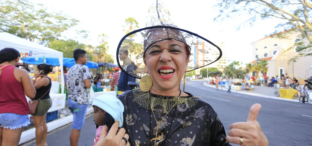 Mulher se fantasia de bruxa para curtir o bloco Sanatório Geral
