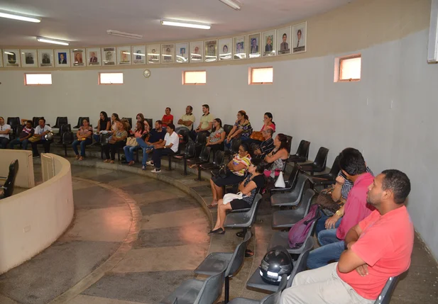 Servidores participam de assembleia