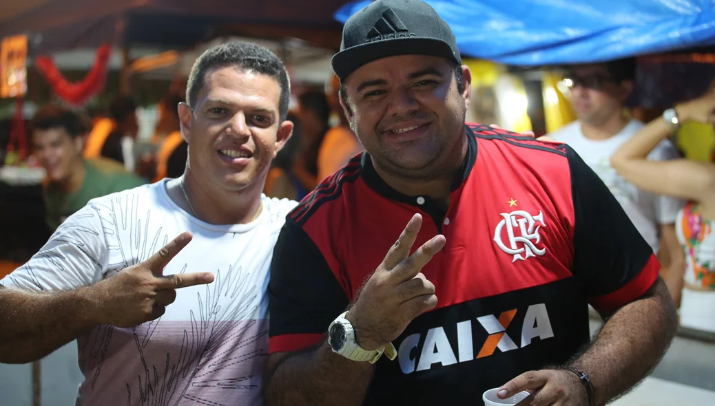 Amigos participam da festa realizada no calçadão da Praça Cônego Honório 