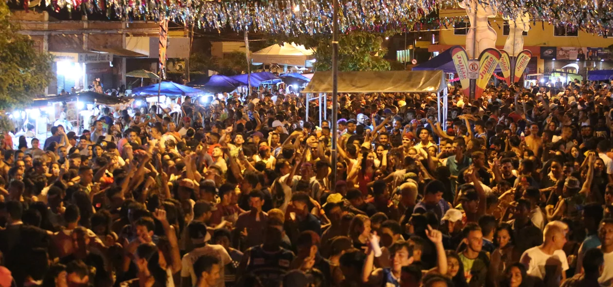 Calçadão da Praça Cônego Honório atraiu um grande público para as atrações do Carnaval de Altos
