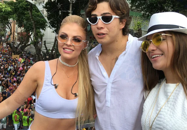 Luisa Sonza e Whindersson Nunes com fã no carnaval de Salvador