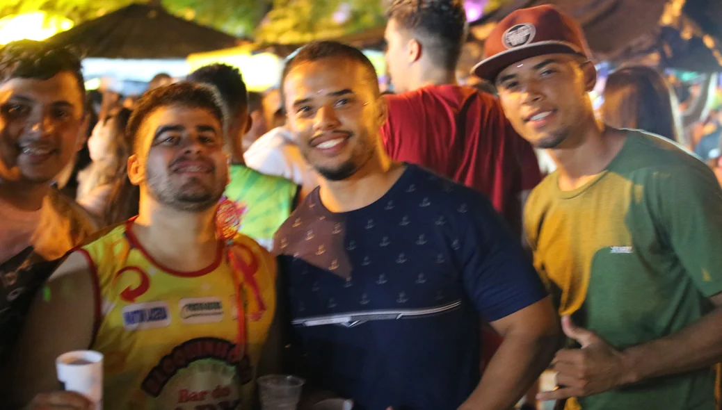 Muitos foliões compareceram na festa realizada no calçadão da Praça Cônego Honório 