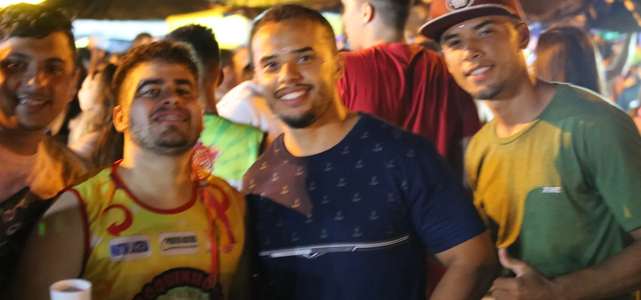 Muitos foliões compareceram na festa realizada no calçadão da Praça Cônego Honório 