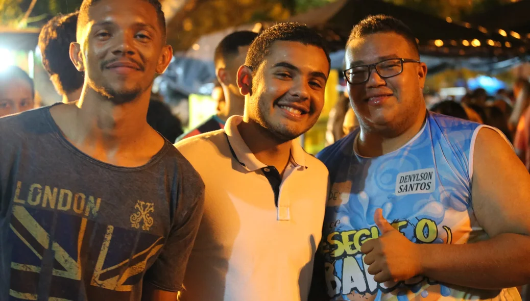 Rapazes conferiram as atrações de sábado do Carnaval deste ano em Altos