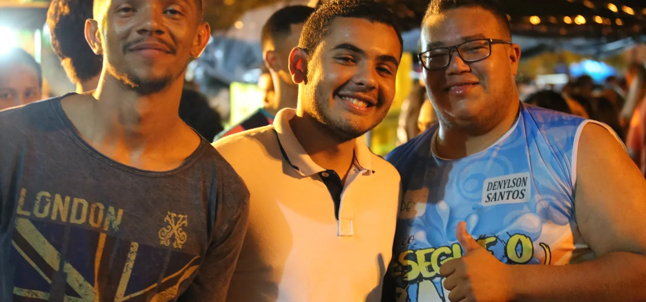 Rapazes conferiram as atrações de sábado do Carnaval deste ano em Altos