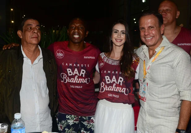 Zeca Pagodinho se irrita ao tirar foto com Doria