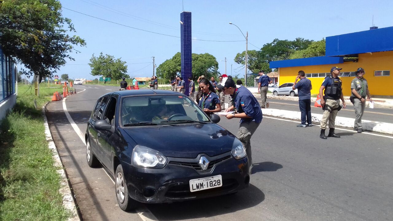 Ação de conscientização realizada pela PRF na BR 343