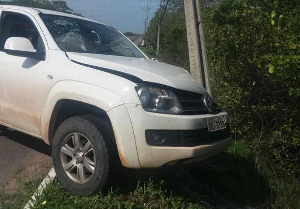 Condutor perdeu o controle do veículo e bateu em um poste na BR 343