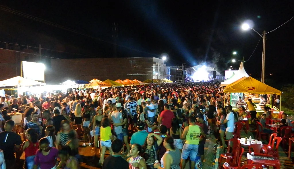 Corredor da folia ficou lotado na primeira noite de carnaval em Picos