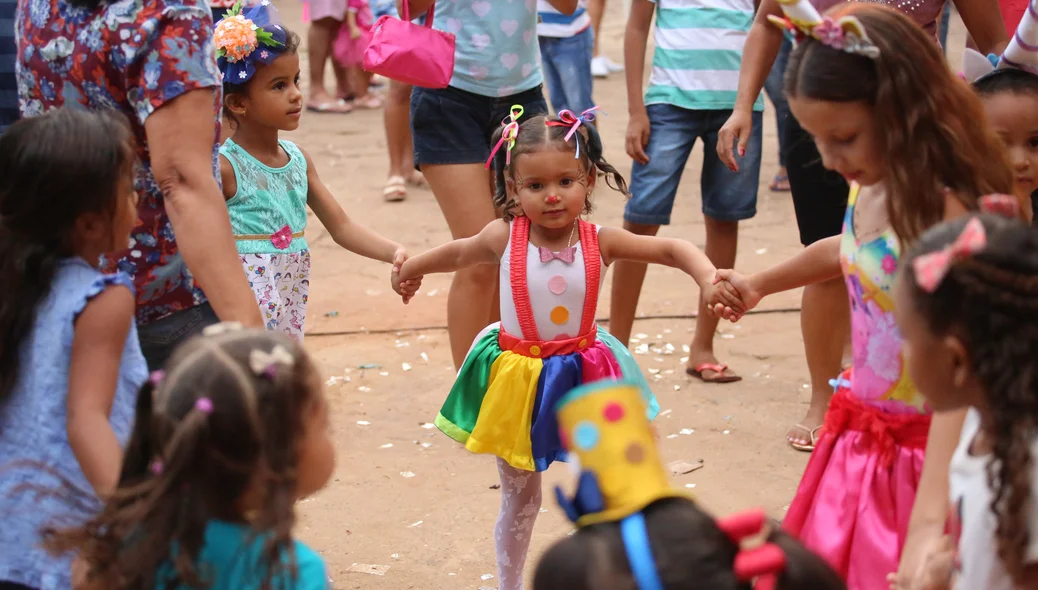 Crianças brincando