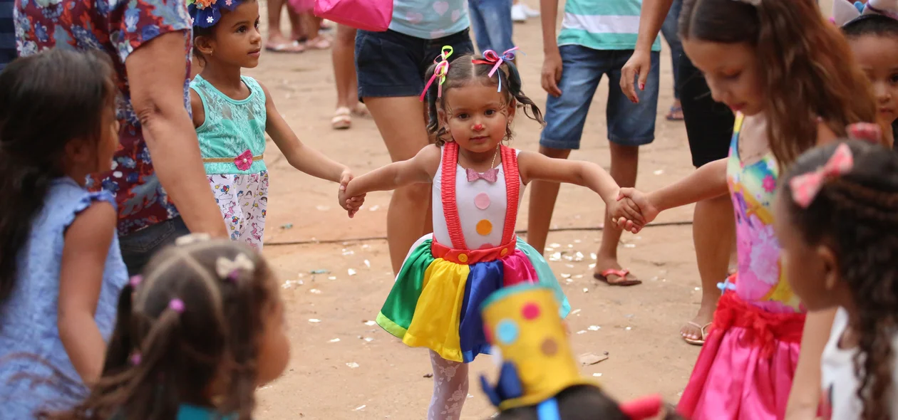 Crianças brincando