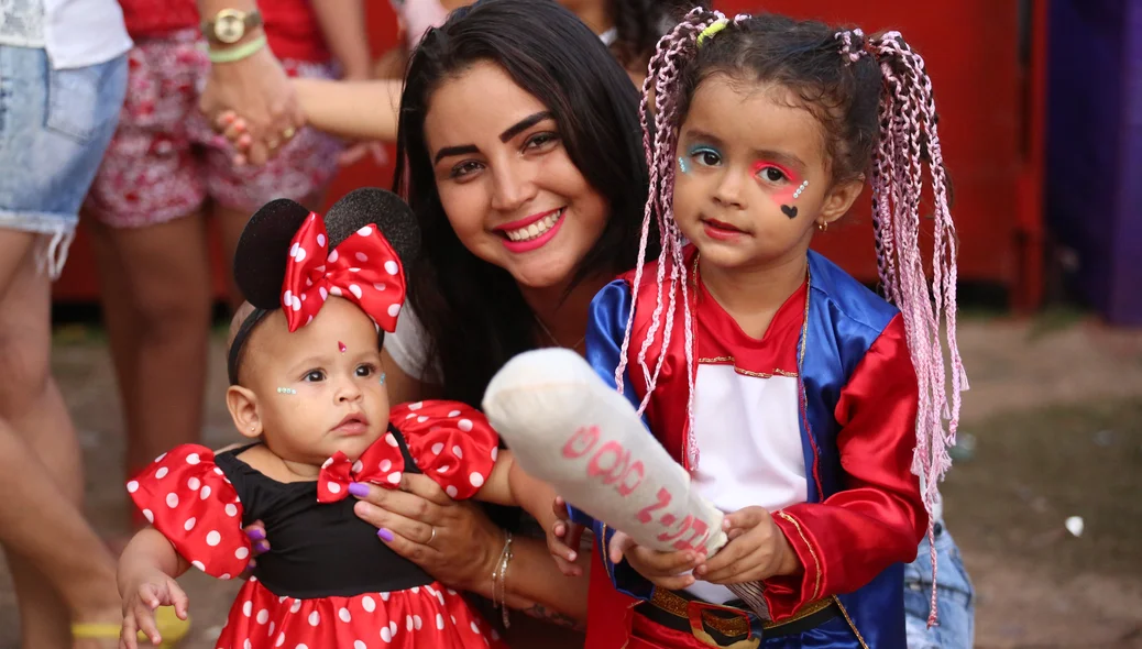Crianças fantasiadas no bloquinho infantil em Altos